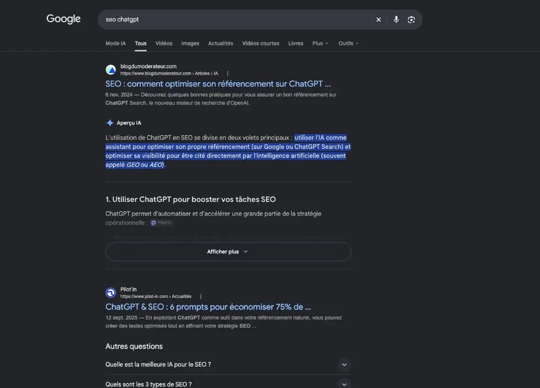 Première page de Google pour SEO ChatGPT, avec aperçu IA, vidéos et questions